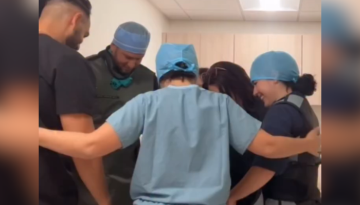 Equipe médica ora antes das cirurgias, pedindo a direção de Deus. (Captura de tela/Instagram/d...