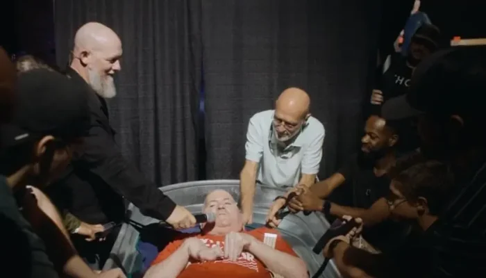 Joe Kriel foi batizado pouco antes de falecer. (Foto: Reprodução/YouTube/The Church of Eleven22).