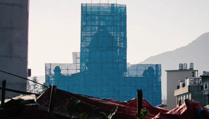 A Igreja Yazhong foi coberta por lonas e a cruz foi retirada. (Foto: ChinaAid).