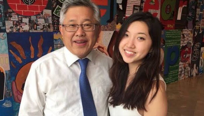 Pastor Ezra Jin Mingri ao lado de sua filha, Grace Jin Drexel, que atuou internacionalmente em de...