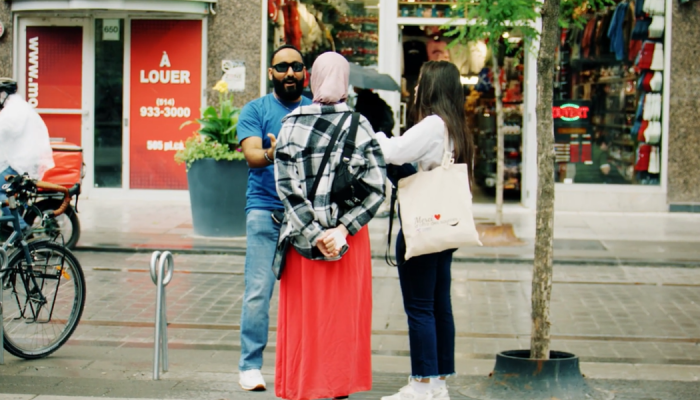 Andrew evangelizando nas ruas. (Foto: Reprodução/YouTube/North American Mission Board)