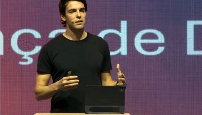 Ex-jogador de futebol, Kaká, compartilhando seu testemunho em uma igreja. (Foto: Captura de tela...