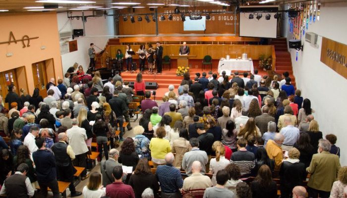 Culto em uma igreja Batista em Madrid, Espanha (Foto: Reprodução)