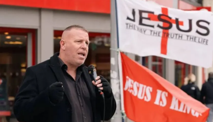 Pastor Stephen Clayden durante pregação pública em Colchester, na Inglaterra. (Foto: Christian...