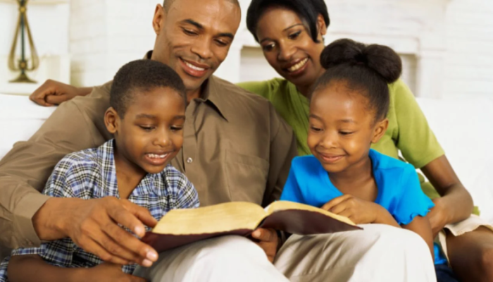 Família cristã lendo a Bíblia (Foto: Reprodução)