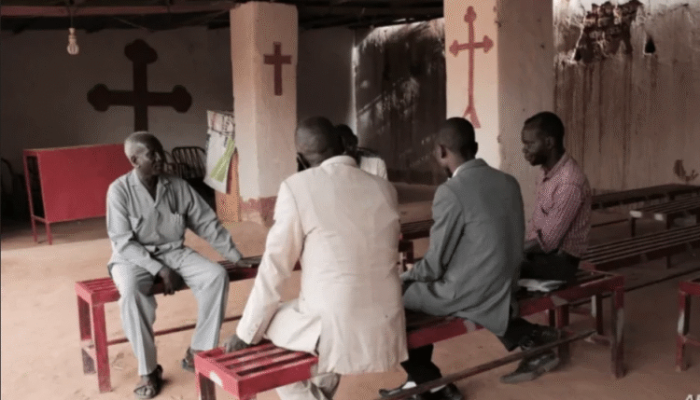 Cristãos em uma igreja no Sudão (Foto: Portas Abertas)