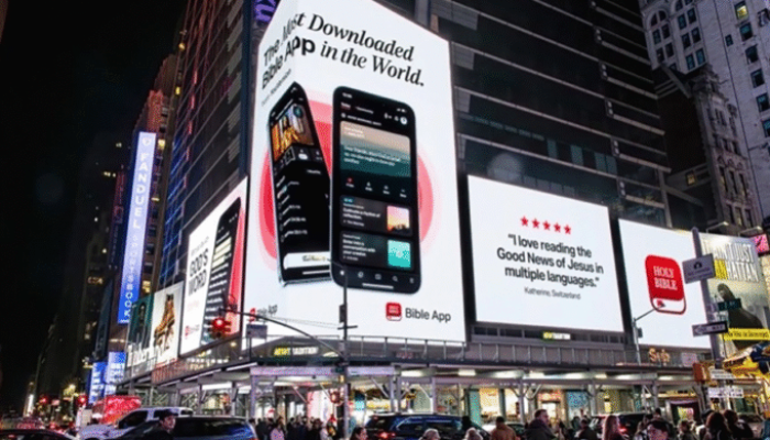 Um painel digital na Times Square, em Nova York, promove o aplicativo bíblico YouVersion, destac...