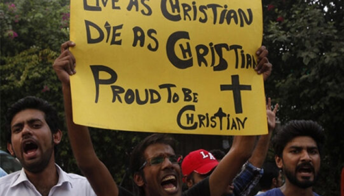 CristÃ£o segurando cartaz onde estÃ¡ escrito: "Viva como cristÃ£o. Morra como cristÃ£o. O...