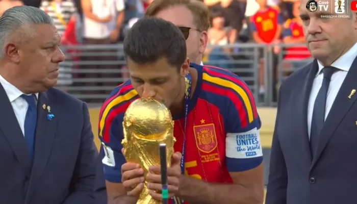 Rodri levanta a taça da Copa do Mundo após a vitória, com fé em Deus e superação. (Foto: Re...